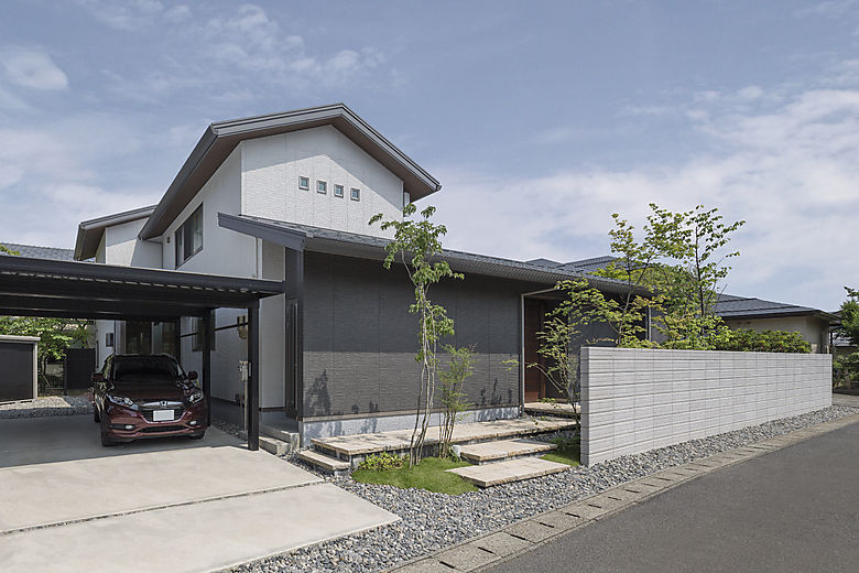 和の趣を好むご夫婦にぴったりの「ビー ・サイエ」。道路側は窓を少なくし、玄関前には塀を立ててプライバシーに配慮している。