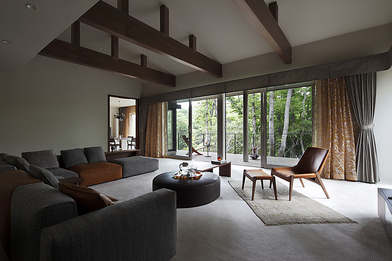 小屋裏の吹き抜けによる心地よい天井の高さと、2.5寸のゆるやかな勾配の屋根に包み込まれるような空間を創出。